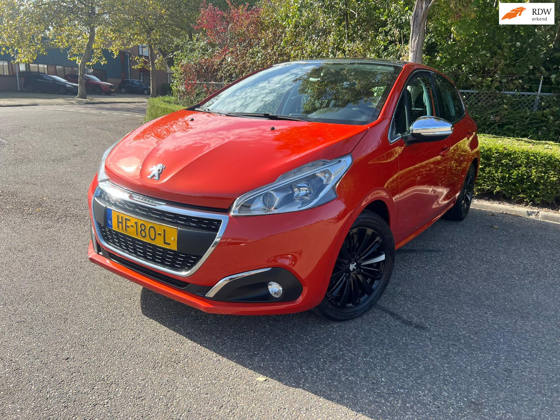 Foto van Peugeot 208 1.2 PureTech Allure Panoramadak Navigatie Camera PDC